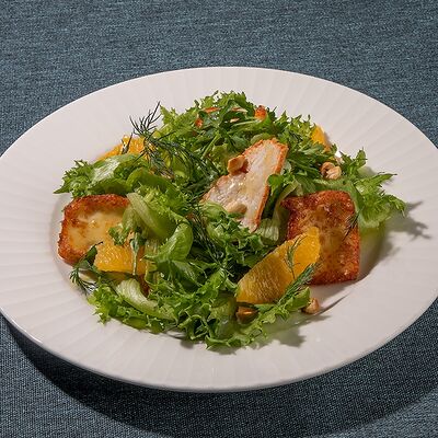 Салат с индейкой, жареным халуми, цитрусовыми и арахисом в Самеба по цене 660 ₽