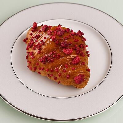 Круассан малиновый в NIQA Patisserie & Cafe по цене 440 ₽