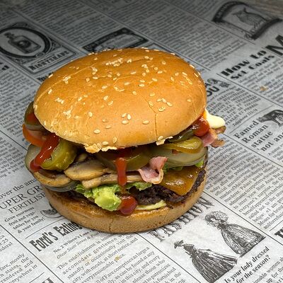 Бургер с авокадо и беконом в ХлебANDМясо по цене 390 ₽