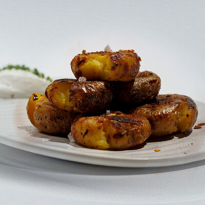 Молодой картофель со взбитой сметаной, травами и хариссой в Sadko по цене 288 ₽