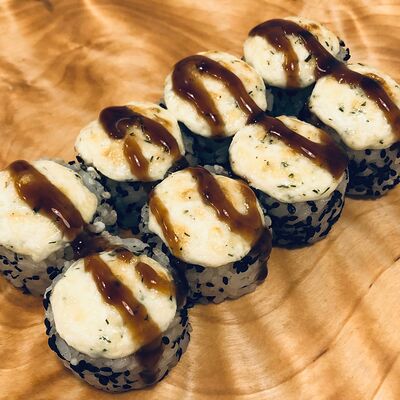 Запеченный ролл с крабом под сырным соусом в Sushi Лавка по цене 399 ₽