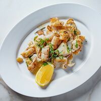 Жареные кальмары с чесноком и розмарином в Romano