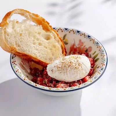 Тартар из говядины с яйцом пашот и чиабаттой в Vinch по цене 840 ₽