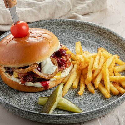 Бургер с котлетой из мраморной говядины с пьяной вишней и соусом Дорблю в Brasserie Kriek по цене 990 ₽