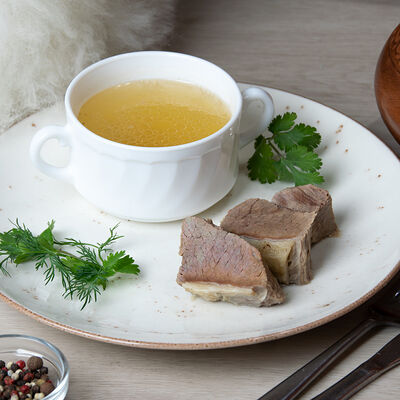 Говядина отварная с мясным бульоном в Папаха по цене 390 ₽