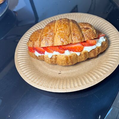 Круассан с клубникой в Круассан пекарня по цене 285 ₽