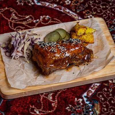 Свиные рёбра с глазурью из сладкого чили и кунжутом в Ребра по цене 1080 ₽