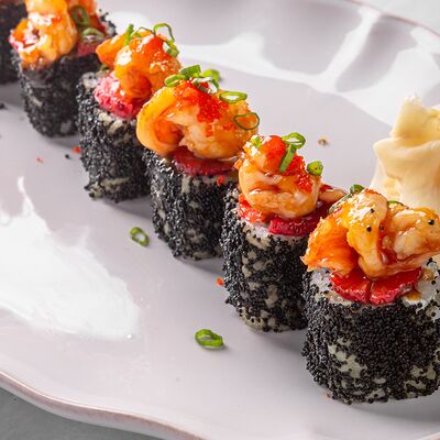 Ролл с креветками и клубникой в Ginza по цене 6450 ₸