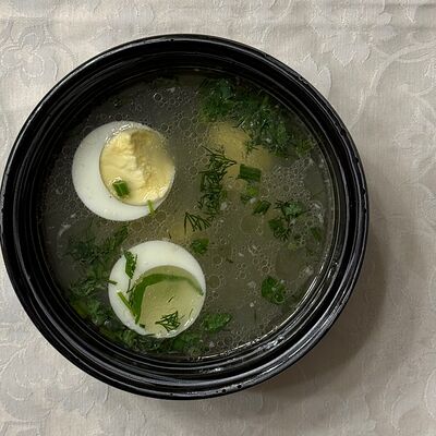 Бульон куриный с яйцом и зеленьюв Сказка lounge по цене 250 ₽