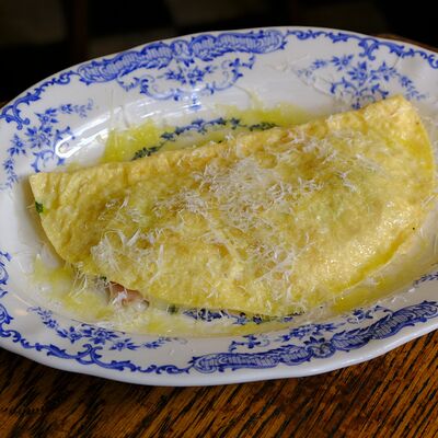 Омлет с беконом и томатами в Дюбонне по цене 530 ₽