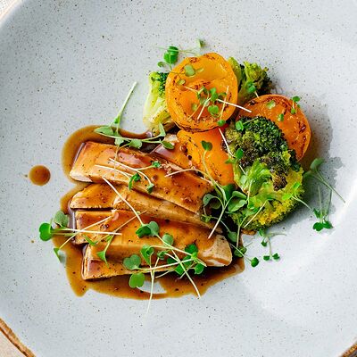 Цыпленок с брокколи в перечном соусе в Сен Тропе по цене 480 ₽