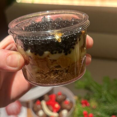 Десерт с черной икрой мини в Любовь на десерт по цене 350 ₽