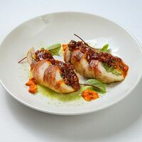 Рулет из индейки с копченой свиной грудинкой и облепиховым соусомв Банкет Холл Амакс