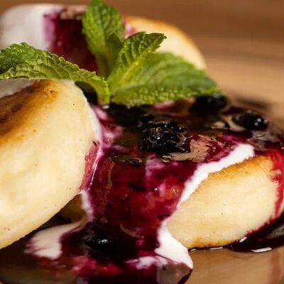 Сырники со сметаной и вареньем в Квартира 98 по цене 390 ₽