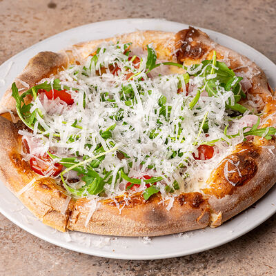 Моцарелла с ветчиной и вешенками в Lili по цене 900 ₽