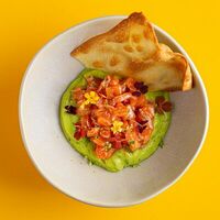 Тартар из лосося с кремом из авокадо (Salmon Tartare with Avocado Cream) в Matteos