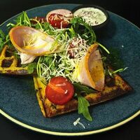 Вафли картофельные с ветчиной и грибным соусом в Байский