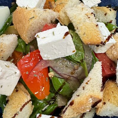 Салат с брынзой, печеным болгарским перцем и томатами в Chocolate по цене 550 ₽