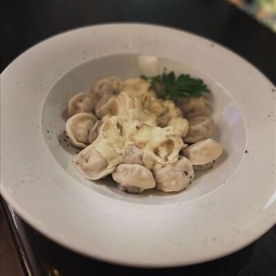 Пельмени охотничьи под соусом из белых грибов в Генрих и Генриетта по цене 420 ₽