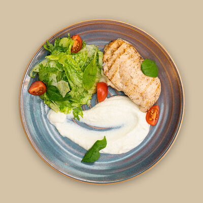 Куриная грудка с моцареллой и муссом из цветной капусты в Любим сытно по цене 810 ₽