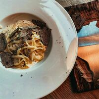 Сливочная паста с черным трюфелем готовится в головке пармезана в Байкал