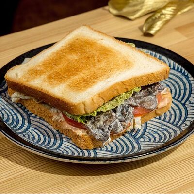 Сэндвич с грибами в Рамен между нами по цене 470 ₽