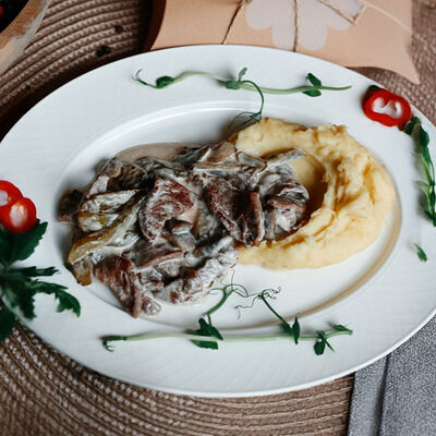 Бефстроганов со сливочно-грибным соусом и картофельным пюре в Легенда по цене 1270 ₽