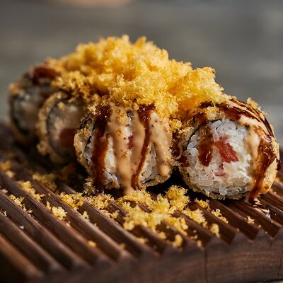 Темпурный ролл с лососем и кукурузными хрустяшками в Полтора тигра по цене 680