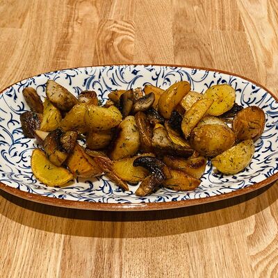 Картофель, жаренный с грибами в DVOR гриль-бистро по цене 420 ₽