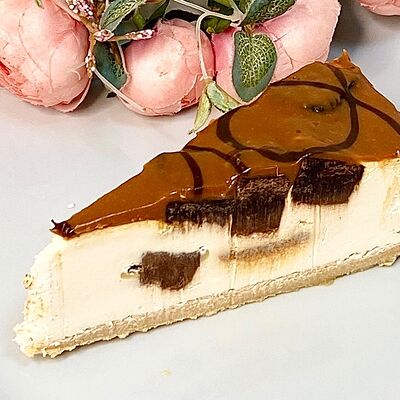 Чизкейк брауни с карамелью и шоколадом в Чарли Чаплин по цене 390 ₽