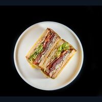 Сэндвич с беконом в Yacht Cafe Sochi