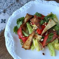 Салат с печёным перцем, томатами и сыром халлуми в More More