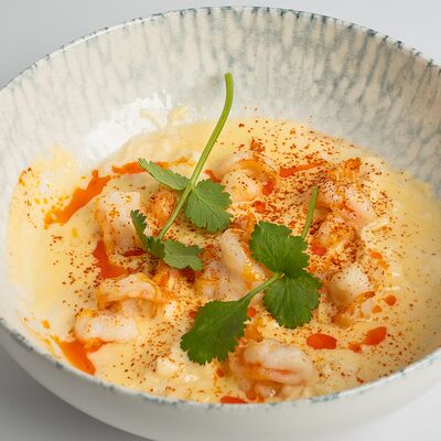 Скрэмбл с креветками и соусом чеддер в Lilian's cafe по цене 790 ₽