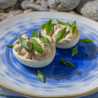 Яйцо фаршированное скумбрией в Селёдочная по цене 276 ₽