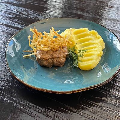 Бифштекс, лук фри, картофельное пюре в Длинный нос по цене 395 ₽