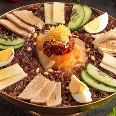 Холодная лапша на латунном блюдце в Корё по цене 690 ₽