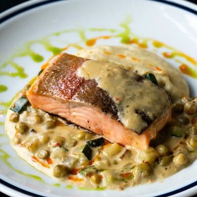 Филе лосося с соте зеленых овощей и трюфельным пюре в ФишДиллерс по цене 1119 ₽