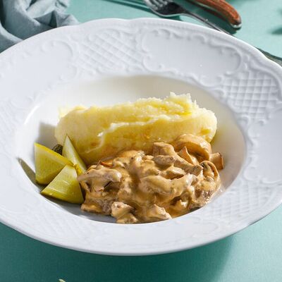 Бефстроганов с грибами и картофельным пюре ланч в Кукумбер по цене 495