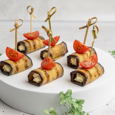 Мини-рулетики из баклажанов с чесночным кремом в KanapeFest по цене 2190 ₽