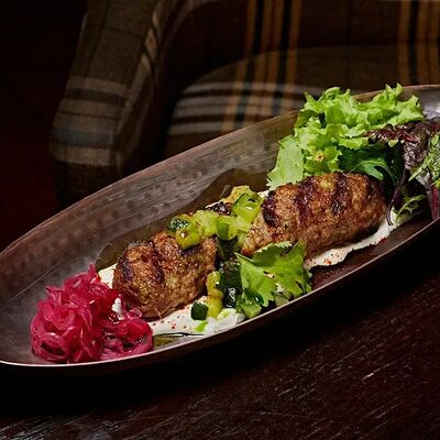 Кебаб из ягненка, тартаром из малосольных огурцов и сладким луком в Chester по цене 792 ₽