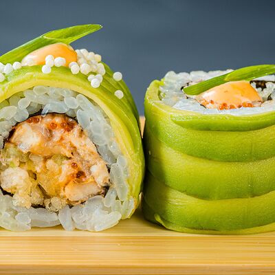 Ролл из копченого угря с авокадо в Yellowfin sushi по цене 1030 ₽