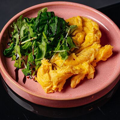 Скрэмбл с микс салатом в Inside по цене 390 ₽