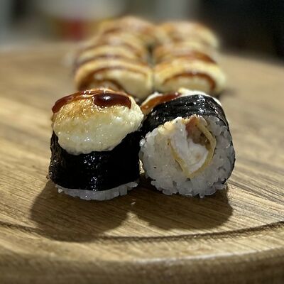 Запеченный с лососем спайси в ГансРолл по цене 575 ₽