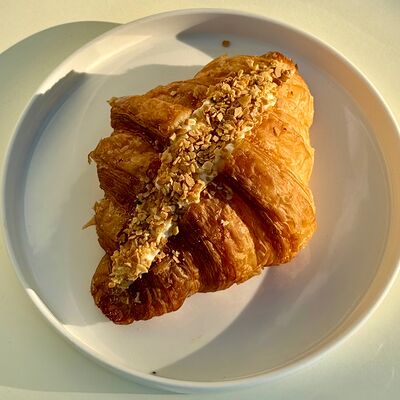 Круассан ванильный в Coffeeline - кофе и еда по цене 380 ₽