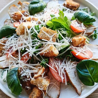 Салат Цезарь в Дачные сезоны по цене 600 ₽