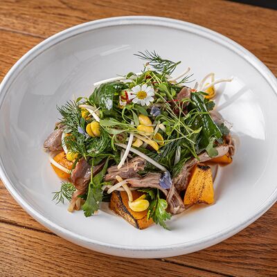 Зелёный салат с печеной тыквой и томленой уткой в Колбасный цехМагадан по цене 850 ₽