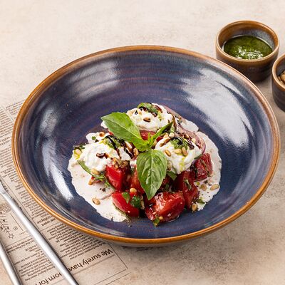 Салат со страчателлой в Хинкальная Легенда по цене 1300 ₽