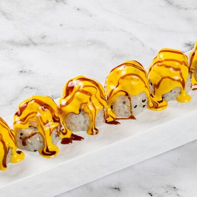 Запеченый ролл со снежным крабом, угрем, моцареллой и манго соусом в Bona по цене 950 ₽