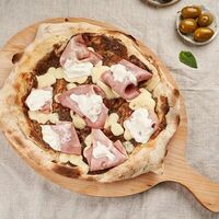 Пицца мортаделла со страчателлой в Cacio e Pepe