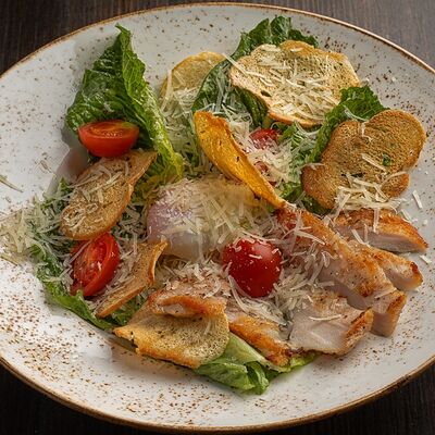 Цезарь с цыпленкомв Лепрекон по цене 520 ₽